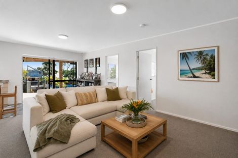 Photo of property in 1418 Whangaparaoa Road, Army Bay, Whangaparaoa, 0930