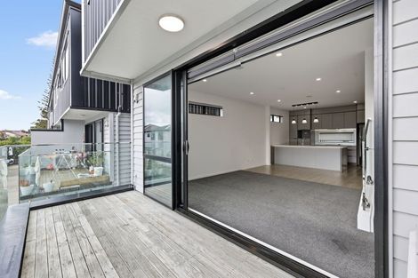 Photo of property in 2/19 Kingdale Road, Henderson, Auckland, 0610