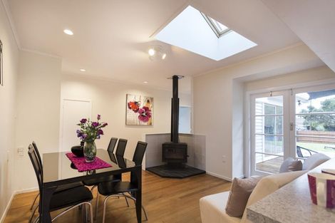 Photo of property in 53 Yeovil Road, Te Atatu Peninsula, Auckland, 0610