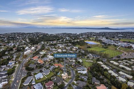 Photo of property in 5 Baulcomb Parade, Windsor Park, Auckland, 0632