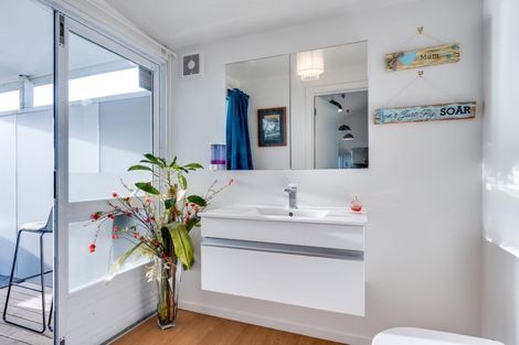 Photo of property in 5 Old Ferry Road, Clive, 4102