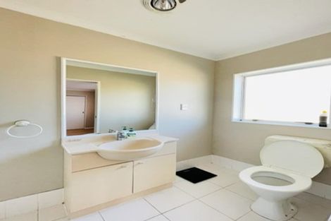 Photo of property in 15 Newbegin Place, Weymouth, Auckland, 2103