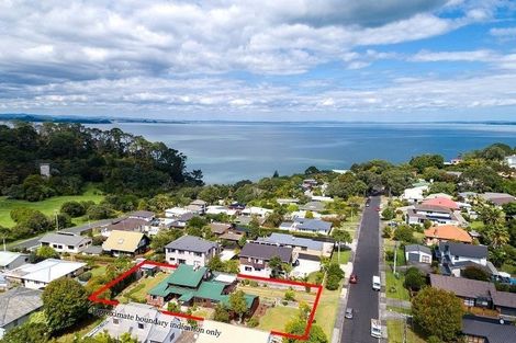 Photo of property in 8 Harrybrook Road, Green Bay, Auckland, 0604