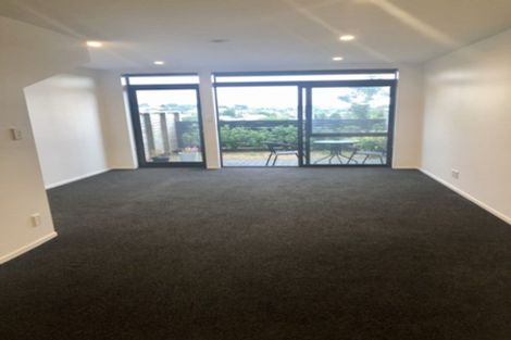 Photo of property in 4/15 Chivalry Road, Glenfield, Auckland, 0629