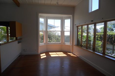 Photo of property in 128 Calliope Road, Stanley Point, Auckland, 0624
