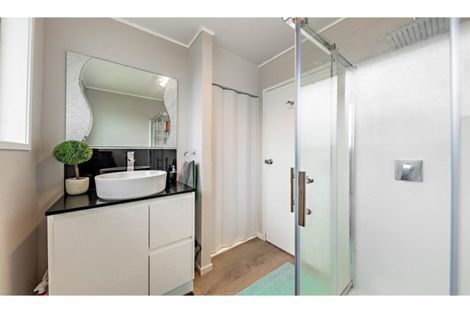 Photo of property in 11 Hinton Place, Weymouth, Auckland, 2103