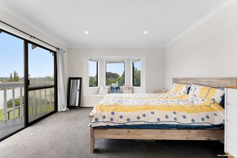 Photo of property in 4 Raphael Place, West Harbour, Auckland, 0618