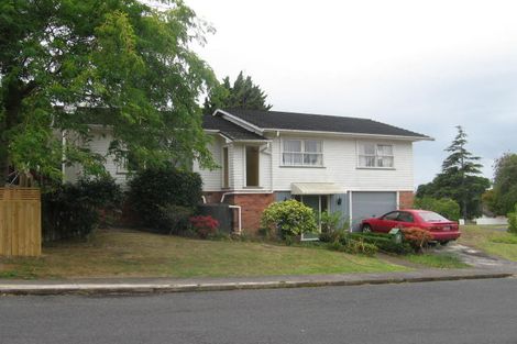 Photo of property in 1/2 Sovereign Place, Glenfield, Auckland, 0629