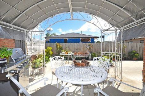 Photo of property in 17 Dumas Place, Rosehill, Papakura, 2113