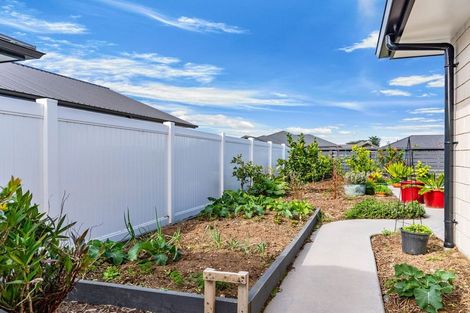 Photo of property in 98 Kaurinui Crescent, One Tree Point, 0118