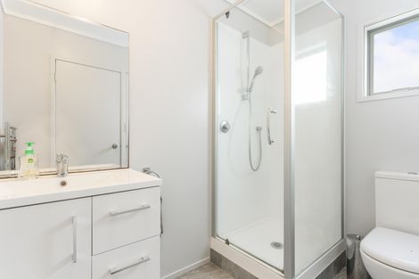 Photo of property in 2/29 Sealy Road, Torbay, Auckland, 0630