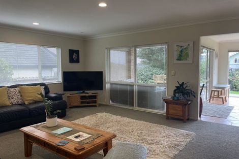 Photo of property in 6 Esther Place, Red Beach, 0932