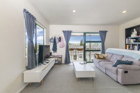 Photo of property in 10 Totaravale Drive, Totara Vale, Auckland, 0629