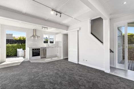 Photo of property in 5a Roslyn Terrace, Stanley Point, Auckland, 0624