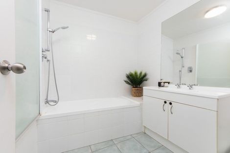 Photo of property in The Haven, 29/120 Beach Haven Road, Beach Haven, Auckland, 0626