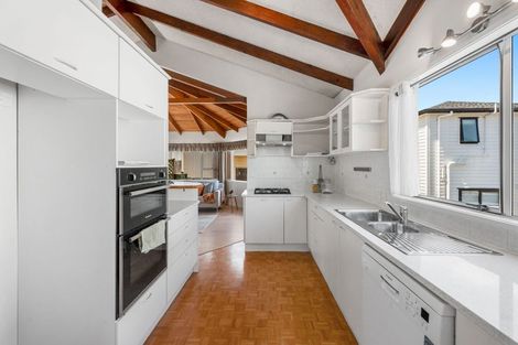 Photo of property in 10 Borrowdace Avenue, Botany Downs, Auckland, 2010