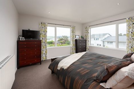 Photo of property in 21 Cheyne Walk, Newlands, Wellington, 6037