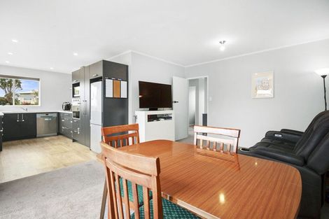 Photo of property in 27a Chetwode Grove, Newlands, Wellington, 6037