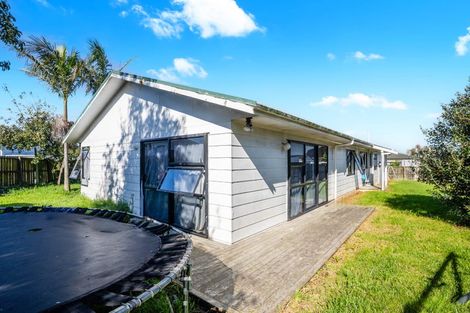 Photo of property in 17 Solveig Place, Randwick Park, Auckland, 2105