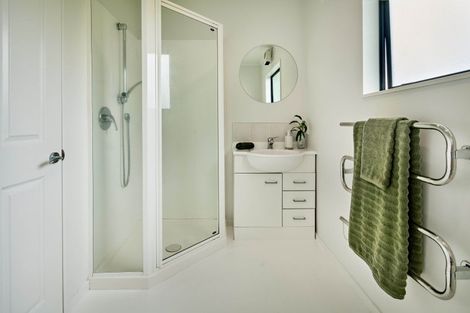 Photo of property in 5 Bishops Glen, Tawa, Wellington, 5028