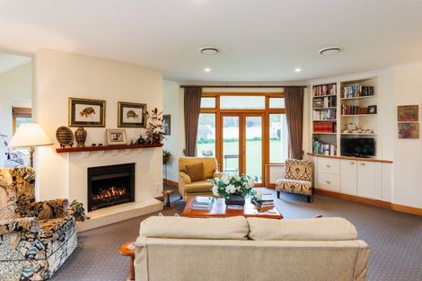 Photo of property in 5 Waicola Drive, Fitzherbert, Palmerston North, 4471