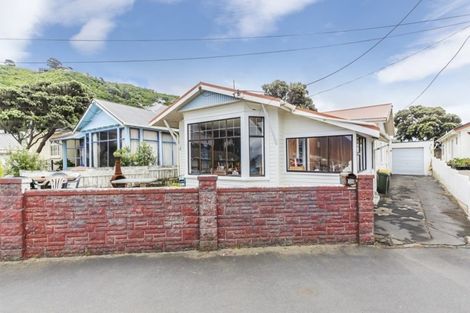 Photo of property in 128 Lyall Parade, Lyall Bay, Wellington, 6022