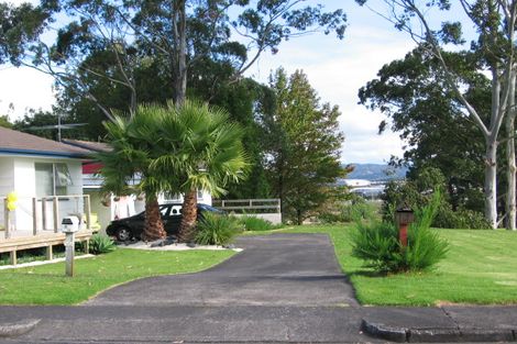 Photo of property in 2/4 Thomas Avenue, Te Atatu Peninsula, Auckland, 0610