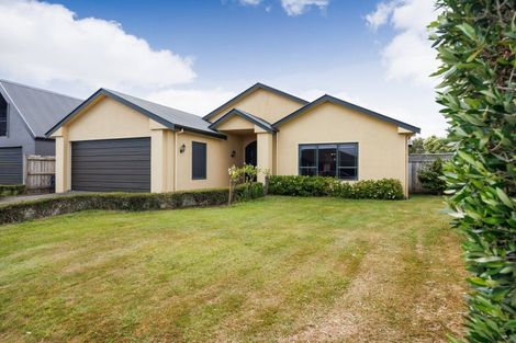 Photo of property in 27 Royal Oak Drive, Kelvin Grove, Palmerston North, 4414