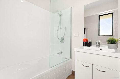 Photo of property in 33 Cityview Place, Massey, Auckland, 0614