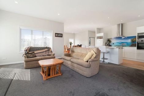 Photo of property in 8 Eric Farley Drive, Kumeu, 0810