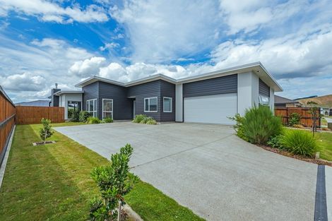 Photo of property in 8 Mediterranean Grove, Fitzherbert, Palmerston North, 4410