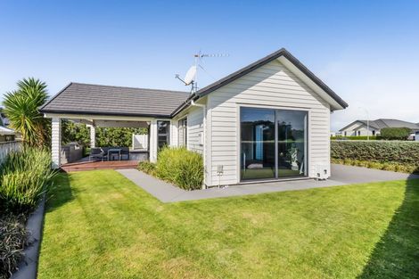 Photo of property in 6 Pebble Beach Court, Waiwhakaiho, New Plymouth, 4312