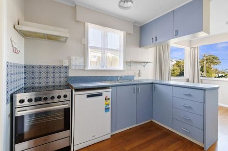 Photo of property in 3a Kinapori Terrace, Newlands, Wellington, 6037