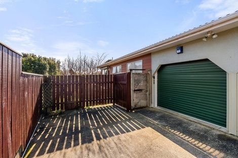 Photo of property in 2 Mckeefry Grove, Tawa, Wellington, 5028