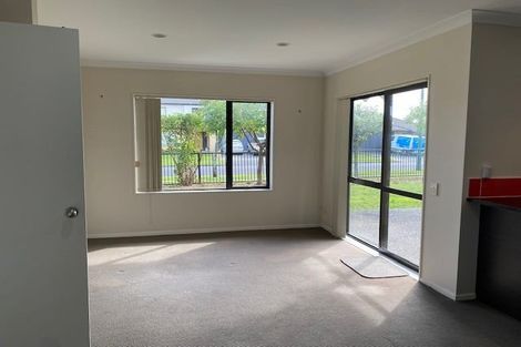 Photo of property in 2 Lissleton Drive, East Tamaki, Auckland, 2013