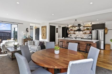 Photo of property in 1 Coutts Way, Fitzherbert, Palmerston North, 4410