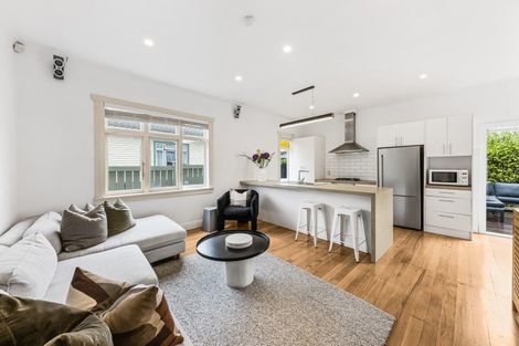 Photo of property in 2/42 Walmer Road, Point Chevalier, Auckland, 1022