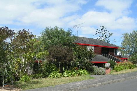 Photo of property in 1 La Roche Place, Northcote, Auckland, 0627