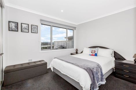 Photo of property in 7 Manapouri Lane, Aotea, Porirua, 5024