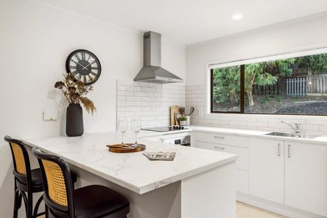 Photo of property in 2/7 Tallington Crescent, Torbay, Auckland, 0630