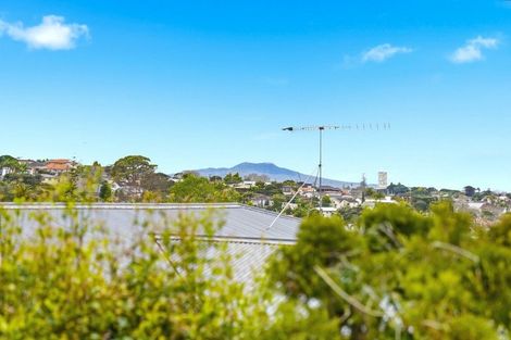 Photo of property in 2/121 Forrest Hill Road, Forrest Hill, Auckland, 0620