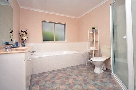 Photo of property in 5 Lorikeet Place, Unsworth Heights, Auckland, 0632