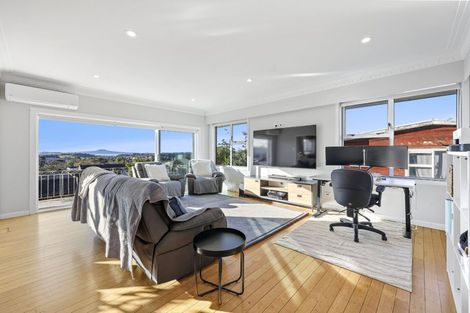 Photo of property in 73 Bradbury Road, Botany Downs, Auckland, 2010
