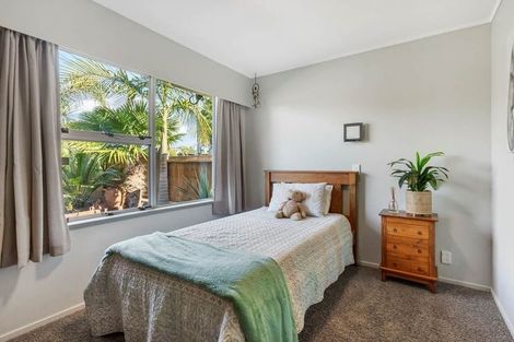 Photo of property in 121 Carlisle Road, Northcross, Auckland, 0632