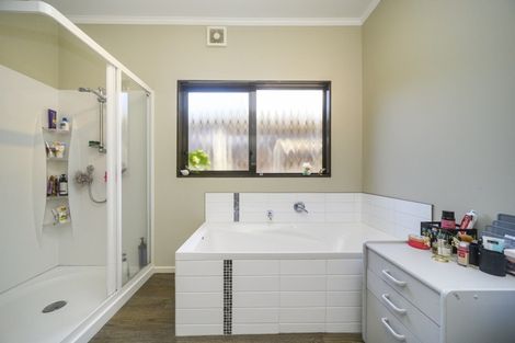 Photo of property in 24 Heathcote Place, Fitzherbert, Palmerston North, 4410