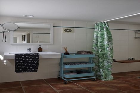 Photo of property in 72 Garden Road, Piha, New Lynn, 0772