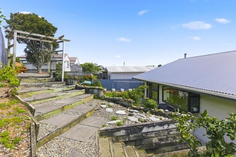 Photo of property in 2 Sunset Terrace, Waikanae Beach, Waikanae, 5036