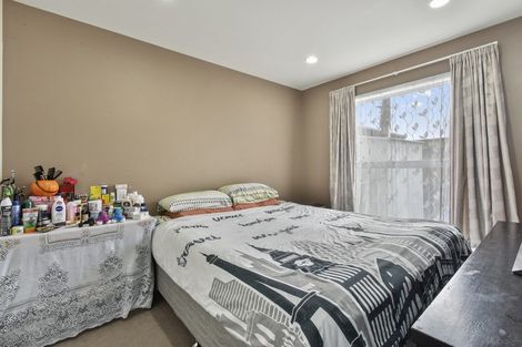 Photo of property in 2/33 Kenderdine Road, Papatoetoe, Auckland, 2025