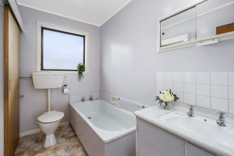 Photo of property in 102 Taylor Terrace, Tawa, Wellington, 5028