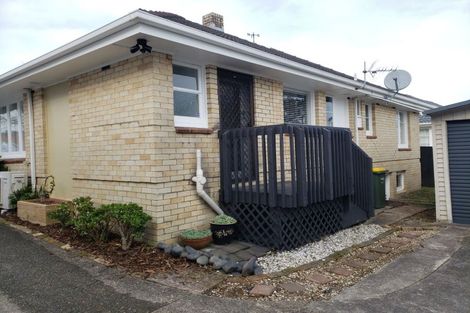 Photo of property in 8 Glenfield Road, Birkenhead, Auckland, 0626